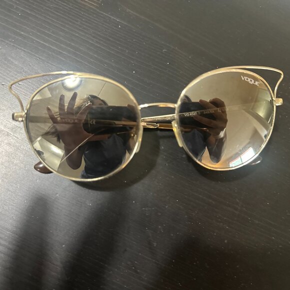 Vogue Round Gold Wire Sunglasses – Mirror Lenses, Chic & Lightweight - Picture 9 of 9